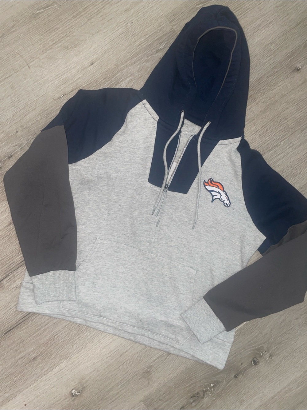 Antigua Denver Broncos Gray, Navy & Black Zip Pullover Hoodie | Women’s Medium